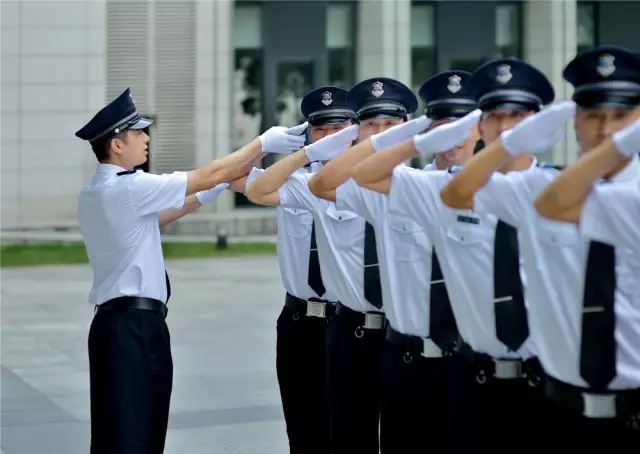 秩序员做了一件事，让她瞬间被温暖包围